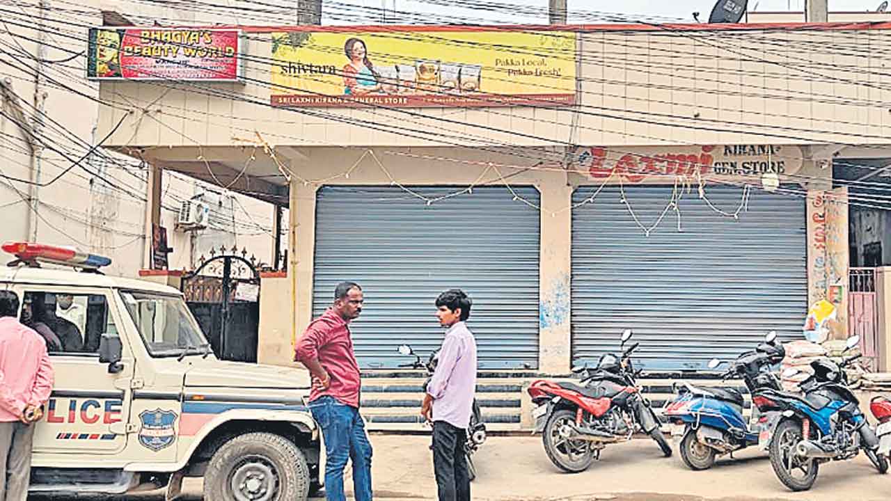 తుపాకి గురిపెట్టి దోపిడీ