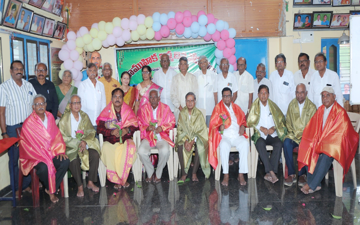 Kodada : విశ్రాంత ఉద్యోగులు సామాజిక సేవలో ముందుండాలి : రావెళ్ల
