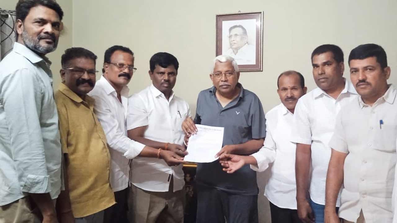 ఉద్యమకారులకు గుర్తింపు కార్డులు ఇవ్వండి.. ఎమ్మెల్సీ కోదండరామ్కు వినతి పత్రం