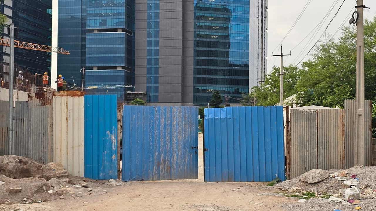 Hyderabad | రోడ్డు కబ్జా చేసి.. అడ్డంగా గేటు నిర్మాణం.. కోకాపేటలో వింత కబ్జా!