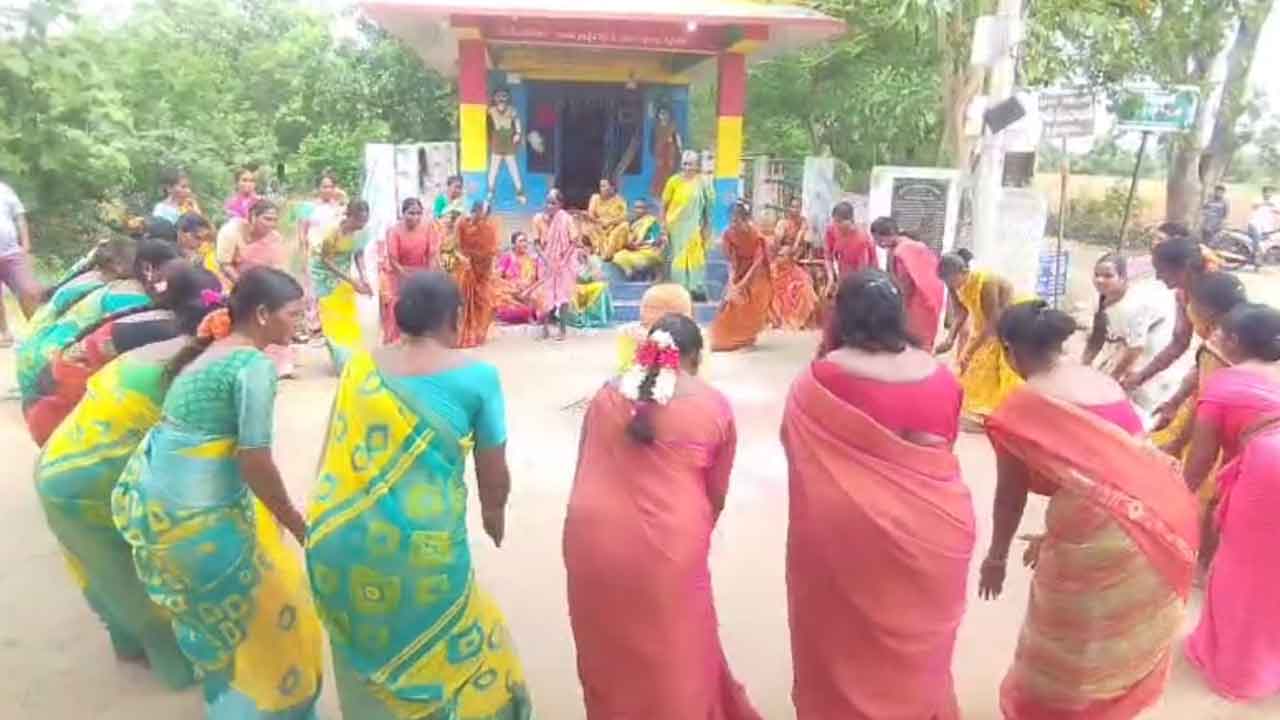 Warangal | వర్షాలు కురవాలని కోలాటం ఆడిన మహిళలు : వీడియో