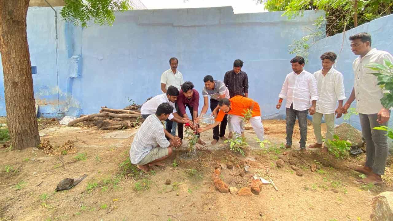 Kollapur | ప్రతి ఒక్కరు మొక్కలు నాటాలి.. వాటిని సంర‌క్షించాలి..