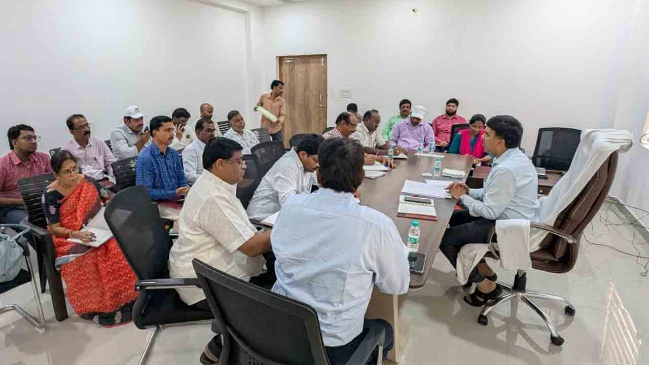 kollur 2 bhk | కొల్లూర్‌ 2 బీహెచ్‌కే సముదాయంలో సమస్యలను పరిష్కరిస్తాం: అడిషనల్‌ కలెక్టర్‌ చంద్రశేఖర్‌