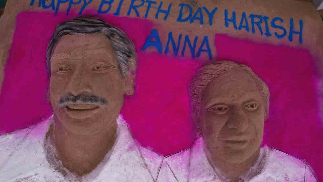 Siddipet | కోమటిచెరువుపై హరీశ్‌రావు సైకత శిల్పం..