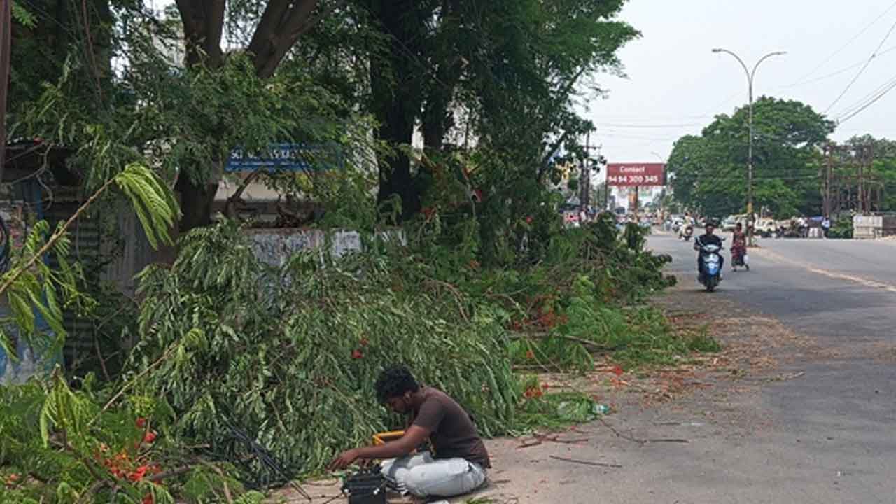 Kazipet | చెట్ల కొమ్మలు నరికారు.. రోడ్డుపై వేశారు