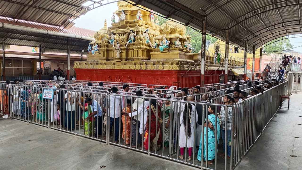 Kondagattu Anjanna | కొండగట్టు అంజన్న ఆలయంలో భక్తుల రద్దీ