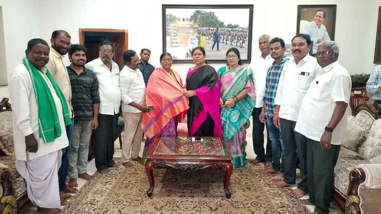 MLA Kova Lakshmi | బీఆర్ఎస్ నాయకురాలిని సన్మానించిన ఎమ్మెల్యే కోవ లక్ష్మి
