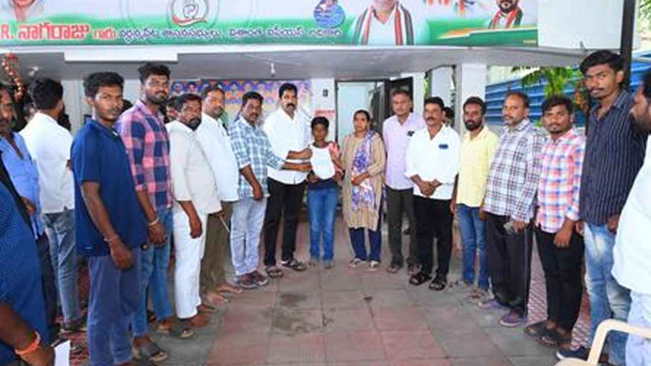 MLA KR Nagaraju | బాధితుడికి ఎల్ఓసీ చెక్కు అందజేసిన ఎమ్మెల్యే కేఆర్ నాగరాజు
