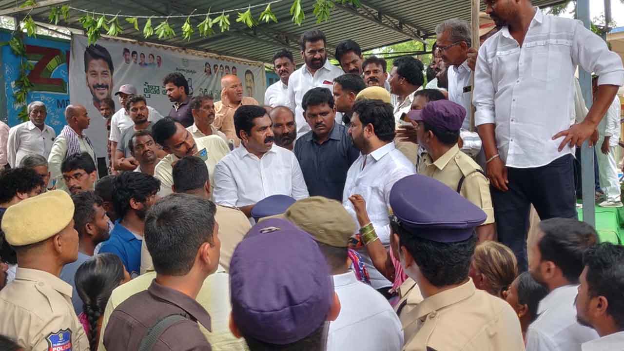 MLA KR Nagaraju | ఎమ్మెల్యే కేఆర్ నాగరాజును నిలదీసిన కాంగ్రెస్ నాయకులు