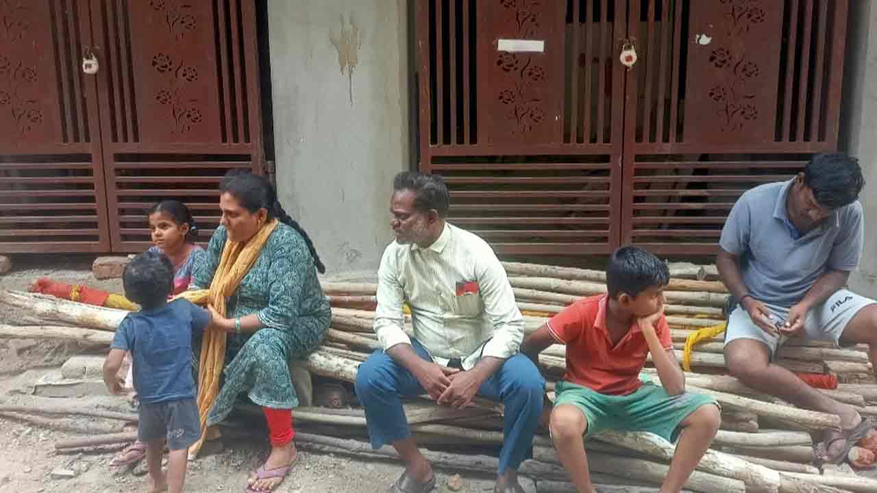Hyderabad | బల్దియా అధికారుల నిర్లక్ష్యం.. వీధిన పడ్డ దళిత కుటుంబం..
