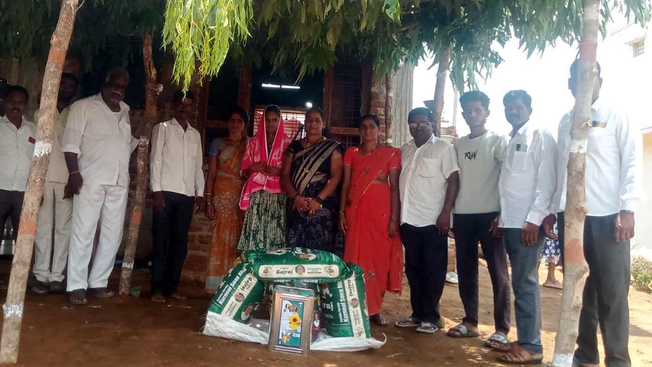 ఆడపిల్ల వివాహానికి సరుకుల సహాయం అందించిన మాజీ సర్పంచ్‌