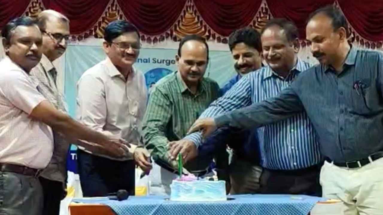 వైద్య రంగంలో శస్త్రచికిత్సకుల పాత్ర ఎంతో కీలకమైంది : కూరపాటి రమేష్‌