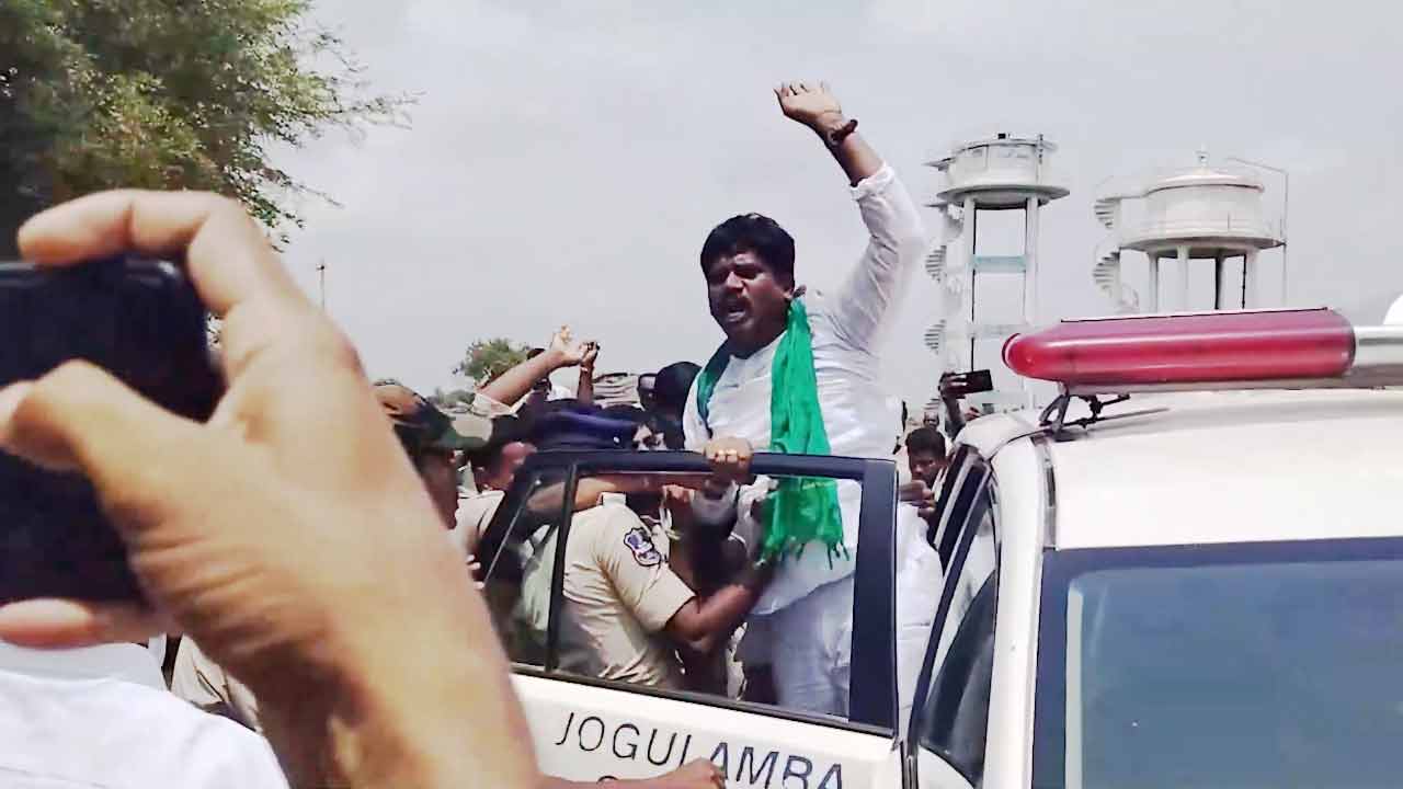 Gadwal | సీడ్ కంపెనీల దౌర్జ‌న్యానికి వ్య‌తిరేకంగా పోరాటం.. బీఆర్ఎస్ నేత కుర్వ విజ‌య్ అరెస్ట్