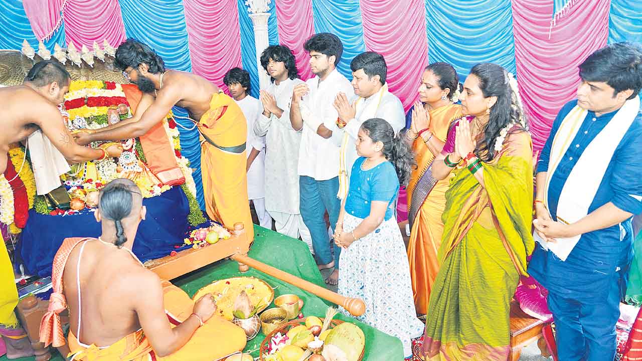 శ్రీనర్సింహస్వామి సన్నిధిలో ఎమ్మెల్సీ కవిత దంపతులు