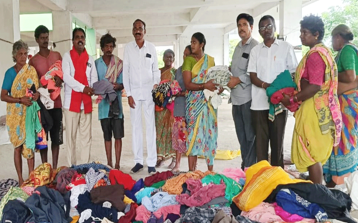 Madhira : మధిరలో కూలీలకు దుస్తుల పంపిణీ