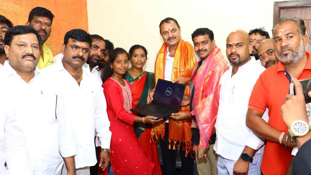 MLA Bandari | ఇంజినీరింగ్ విద్యార్థినికి ల్యాప్ టాప్‌ని అందజేసిన ఎమ్మెల్యే బండారి లక్ష్మారెడ్డి