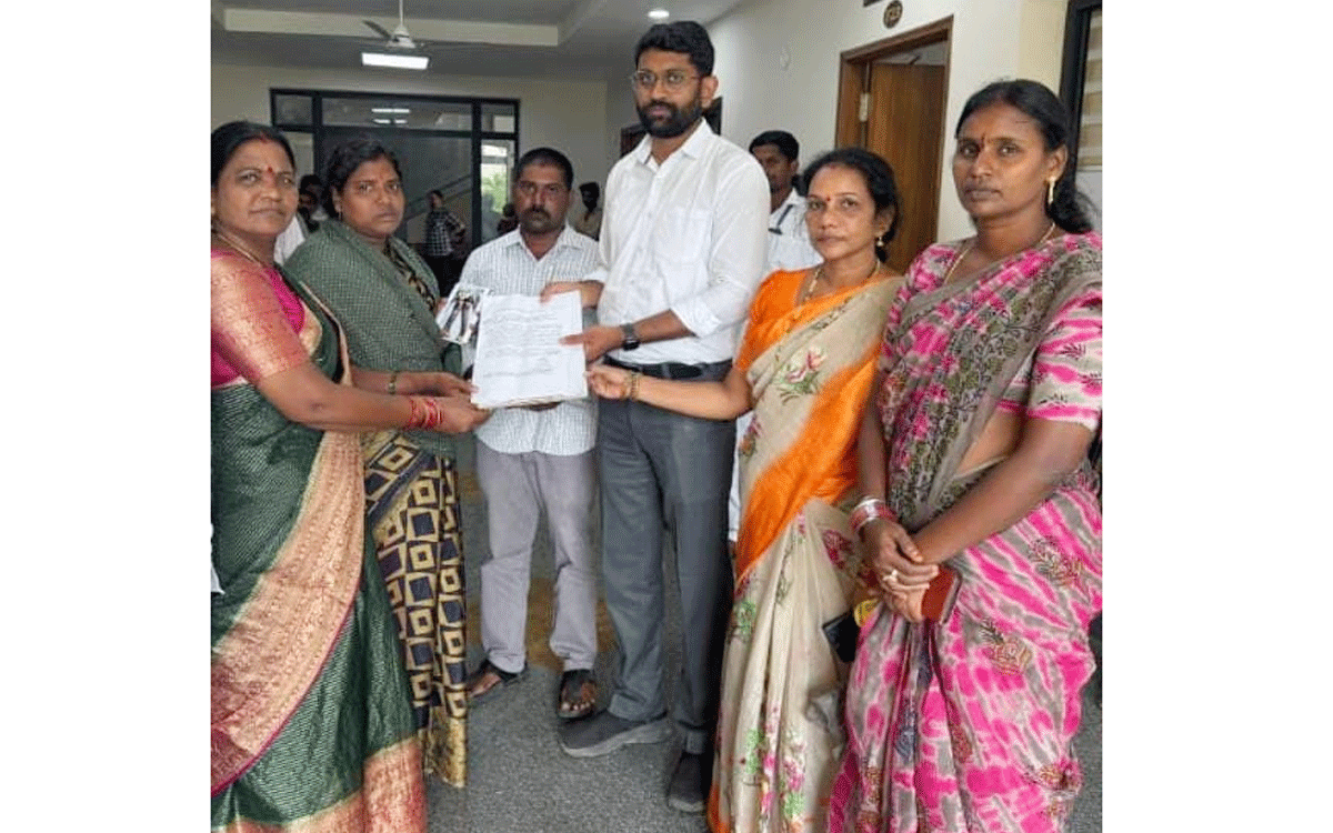 Kothagudem Urban : ‘త‌మ కొడుకు మృతికి కార‌కులైన వారిపై చ‌ర్య‌లు తీసుకోవాల‌ని క‌లెక్ట‌ర్‌కు విన‌తి’