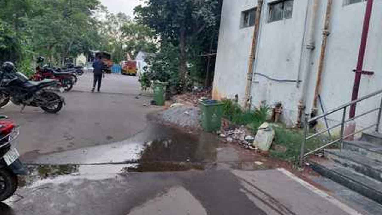 Kondapur | మున్సిపల్ కార్యాలయంలో పొంగిపొర్లుతున్న మురుగునీరు.. పట్టించుకోని అధికారులు