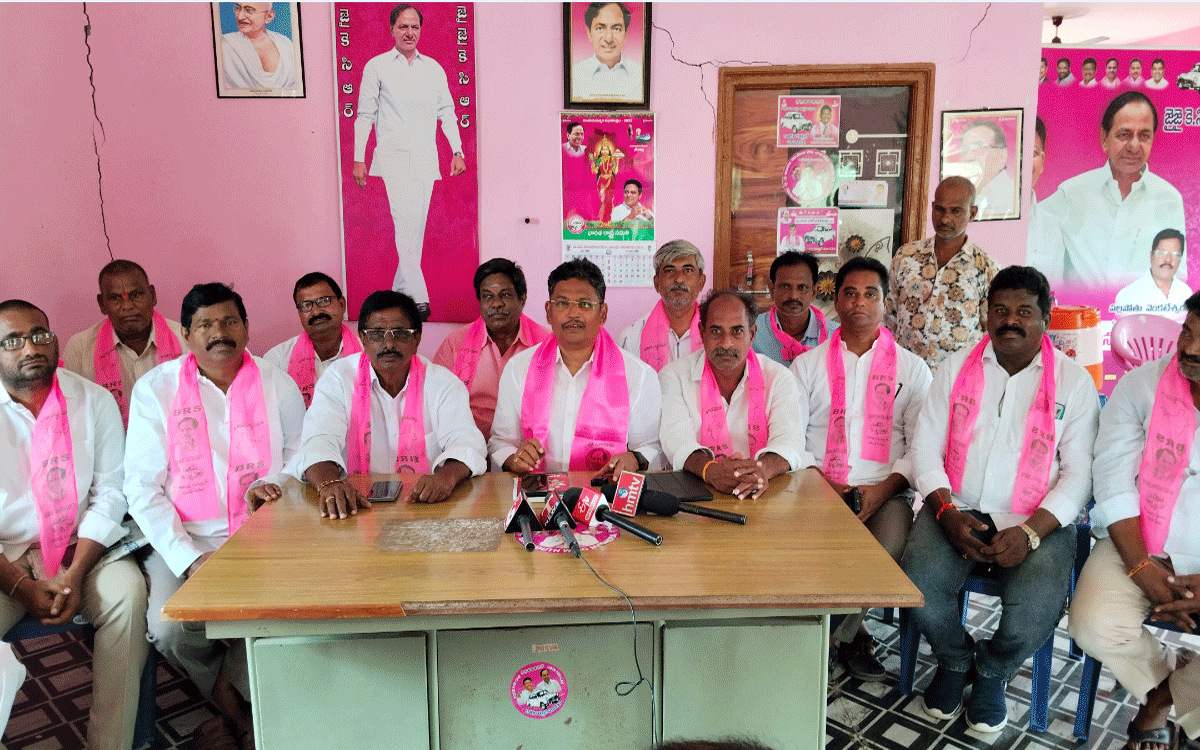 Madhira : స్థానిక సంస్థల ఎన్నికల్లో గెలుపున‌కు రైతుబంధు ఎర‌ : లింగాల క‌మ‌ల్‌రాజు