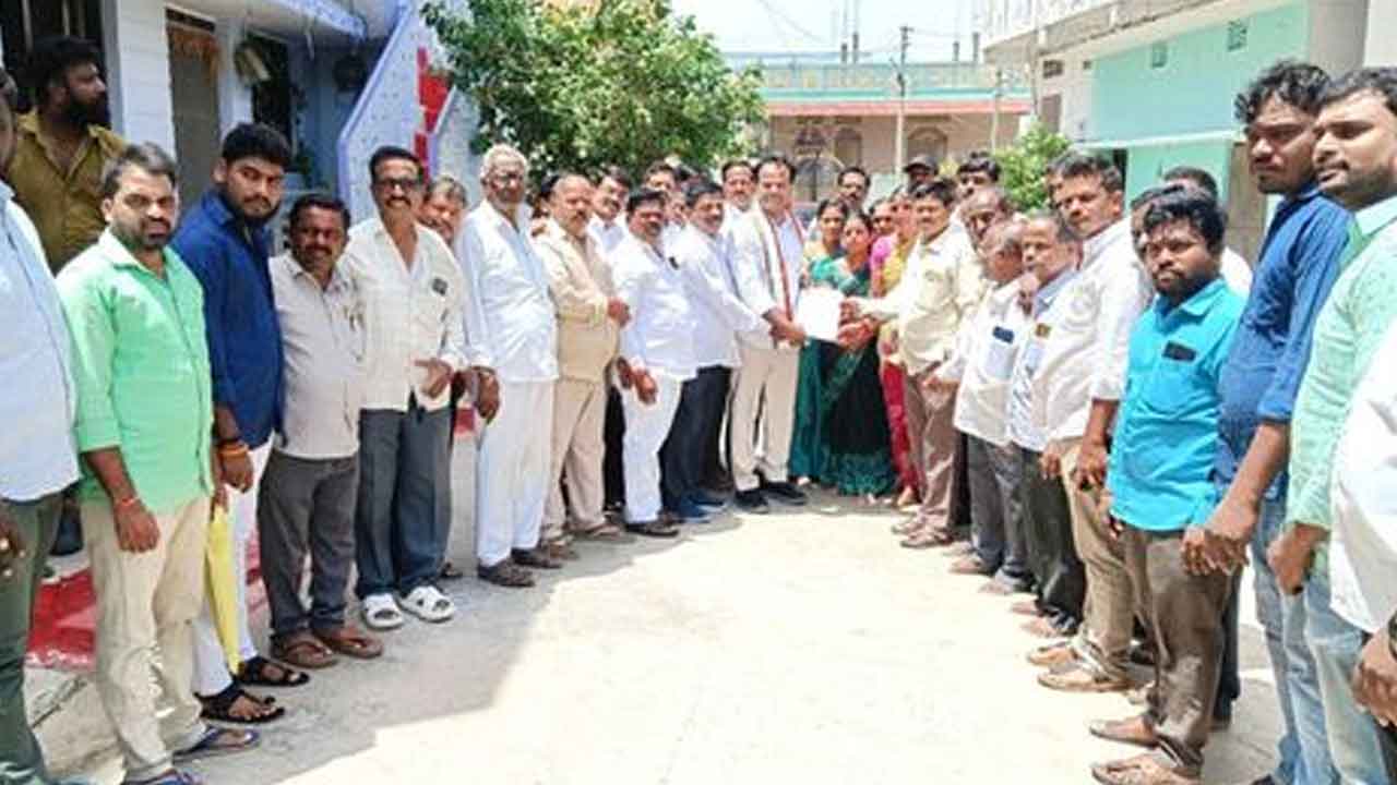 LOC | నిరుపేద కుటుంబానికి ఎల్ఓసీ అందజేత