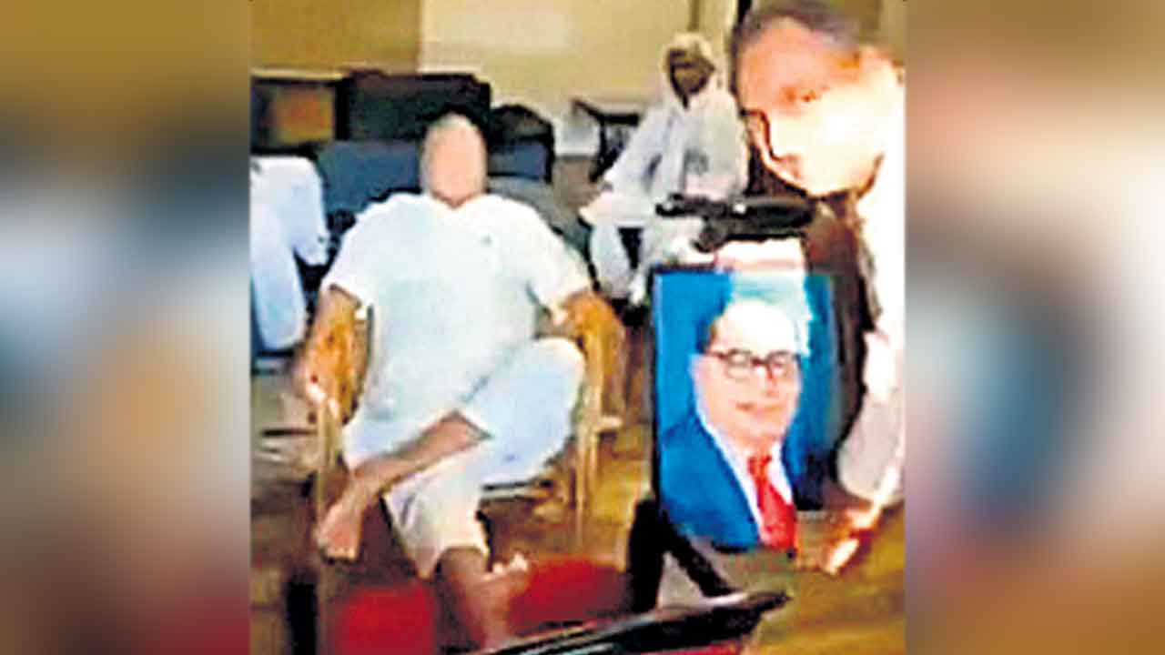 లాలూ పాదాల వద్ద అంబేద్కర్‌ ఫొటో!.. బీజేపీ సహా దళిత నేతల ఆగ్రహం