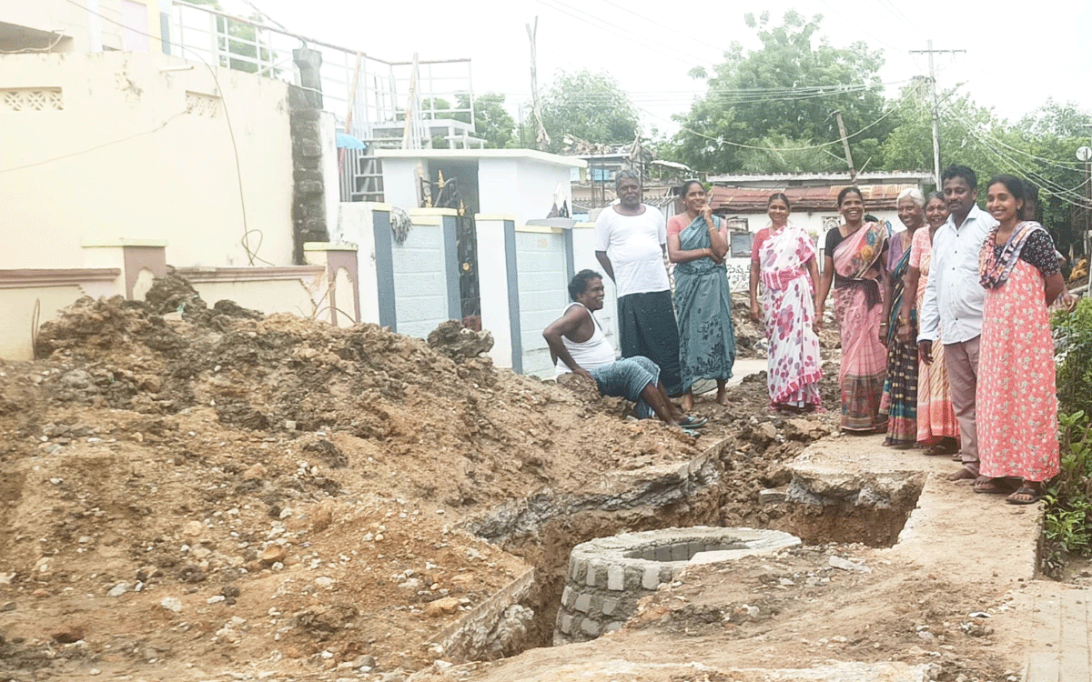 Madhira : అండర్ గ్రౌండ్ డ్రైనేజీ కోసం రోడ్డును తవ్వారు.. వ‌దిలేశారు