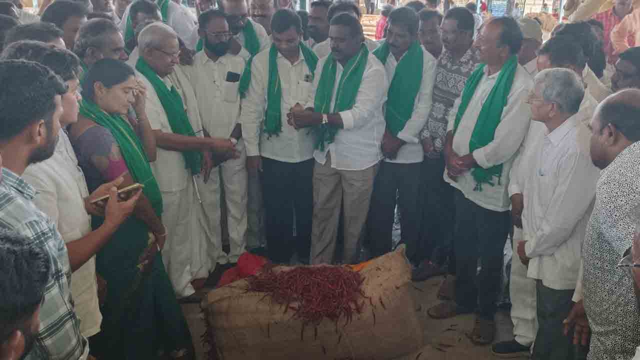 Madhira | మధిర మిర్చి మార్కెట్‌ను సద్వినియోగం చేసుకోండి.. రైతులకు సూచించిన మార్కెట్‌ కమిటీ చైర్మన్‌