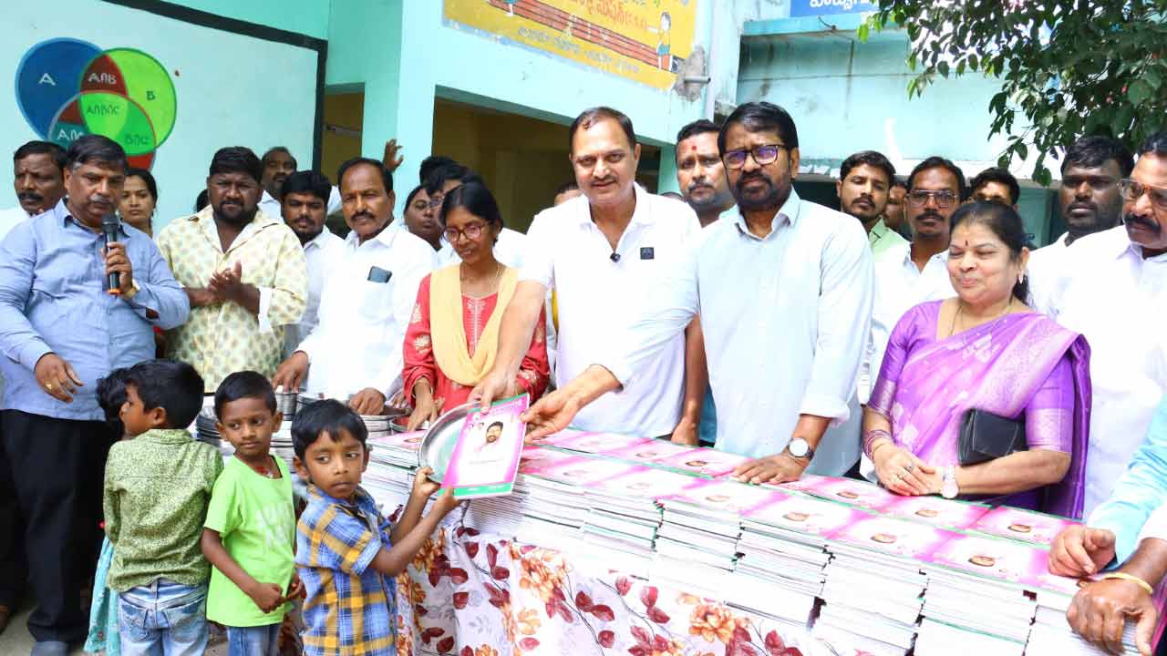 Ragidi Lakshma Reddy | ప్రభుత్వ పాఠశాల విద్యార్థులకు అండగా మధుర చారిటబుల్ ట్రస్ట్