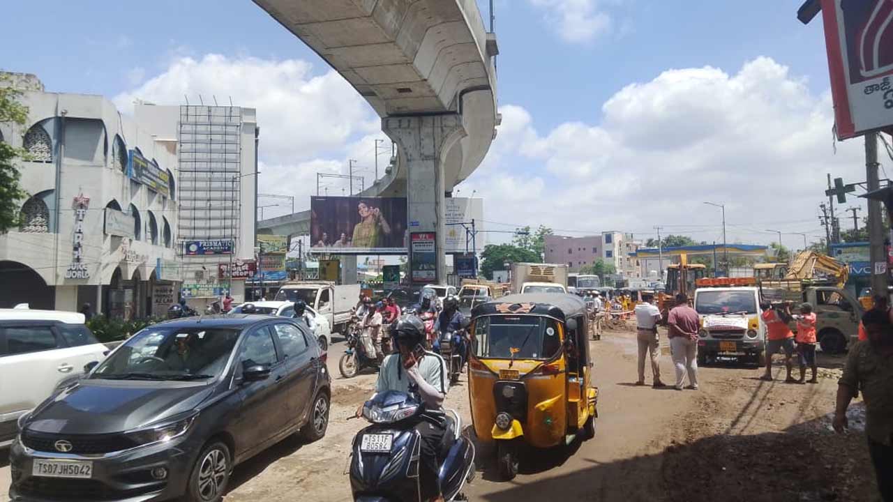 వారం రోజుల కష్టాలకు విముక్తి.. డ్రైనేజీ నిర్మాణ పనులు పూర్తవ్వడంతో నల్గొండ చౌరస్తాలో రాకపోకలు షురూ