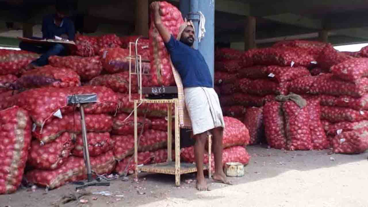 Onion Imports | ఒకే రోజు 141 లారీలు.. రాష్ట్రంలోకి భారీగా ఉల్లిగడ్డ దిగుమతి