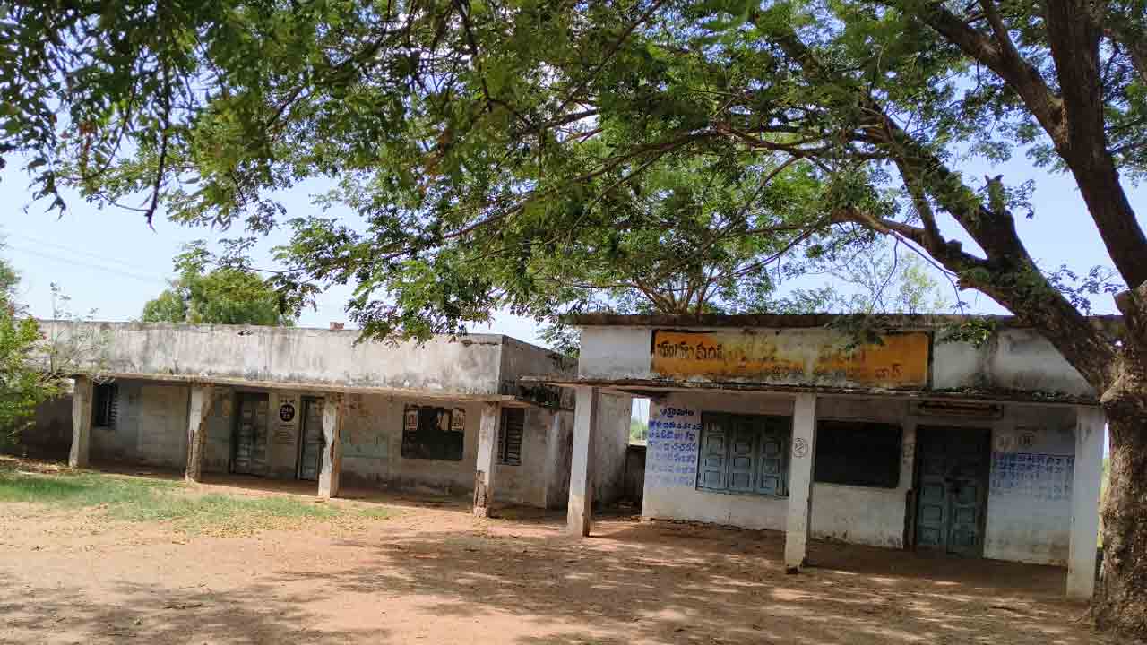Government School | మంచరామిలో మూతబడిన సర్కార్‌ బడి.. తెరిపించాలంటున్న గ్రామస్తులు