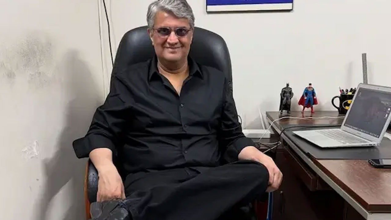 Bollywood | జీతం అడిగాడ‌ని డ్రైవ‌ర్‌ని క‌త్తితో పొడిచిన బాలీవుడ్ డైరెక్ట‌ర్