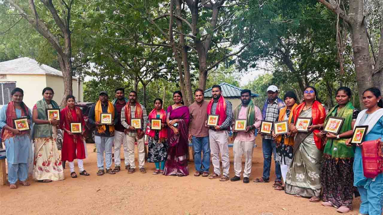 పేదల కుటుంబాల్లో వెలుగులు నింపుతున్న మనోచేతన