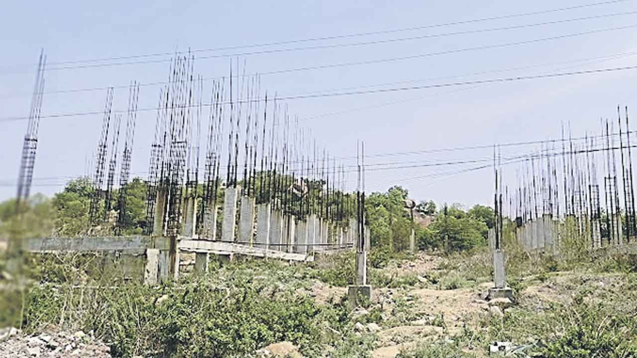 సమీకృతం.. పిల్లర్లకే పరిమితం