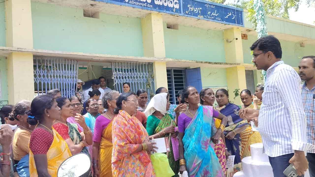 Maripeda | ఉపాధి హామీ పనులు కల్పించాలని కూలీల ఆందోళన