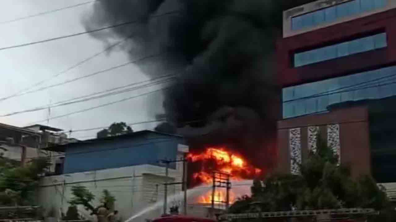 Massive Fire | పెయింట్స్‌ కంపెనీలో అగ్నిప్రమాదం.. భారీగా ఎగసి పడుతున్న మంటలు, కమ్మేసిన పొగ