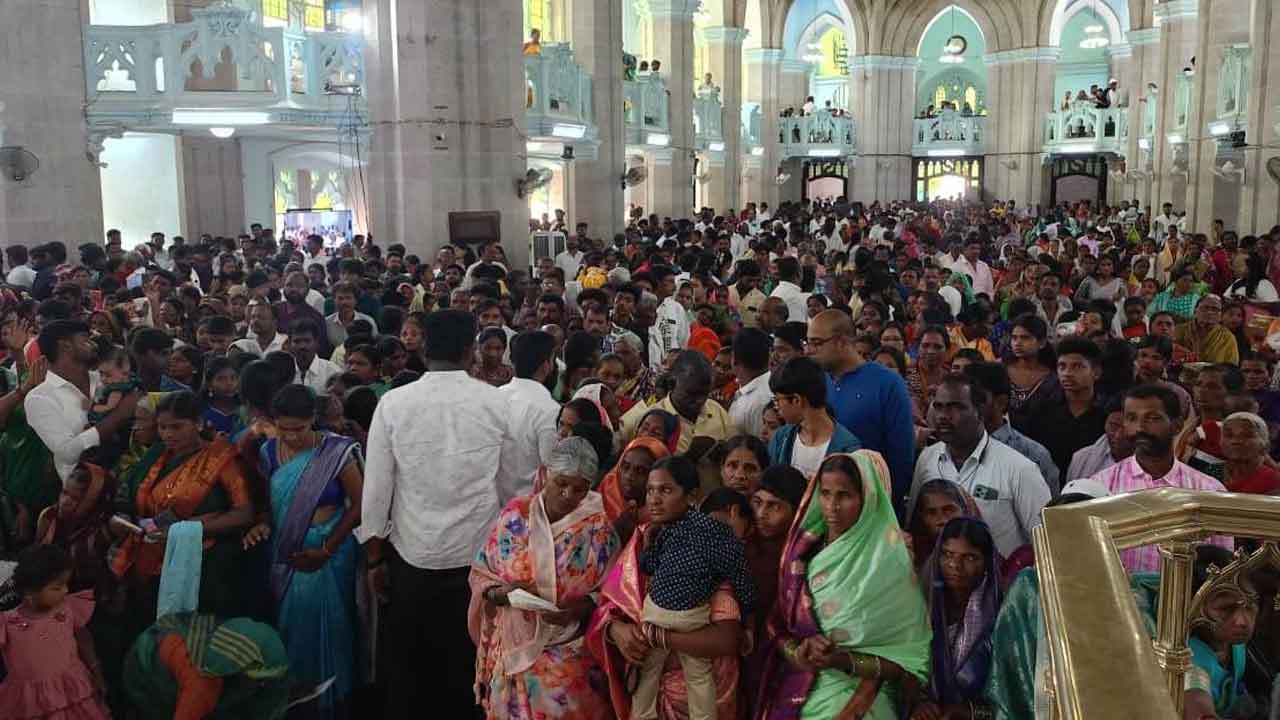 Medak church | భక్తులతో కిటకిటలాడిన మెదక్ చర్చి.. ప్రార్థనల్లో పాల్గొన్న వేలాది మంది భక్తులు