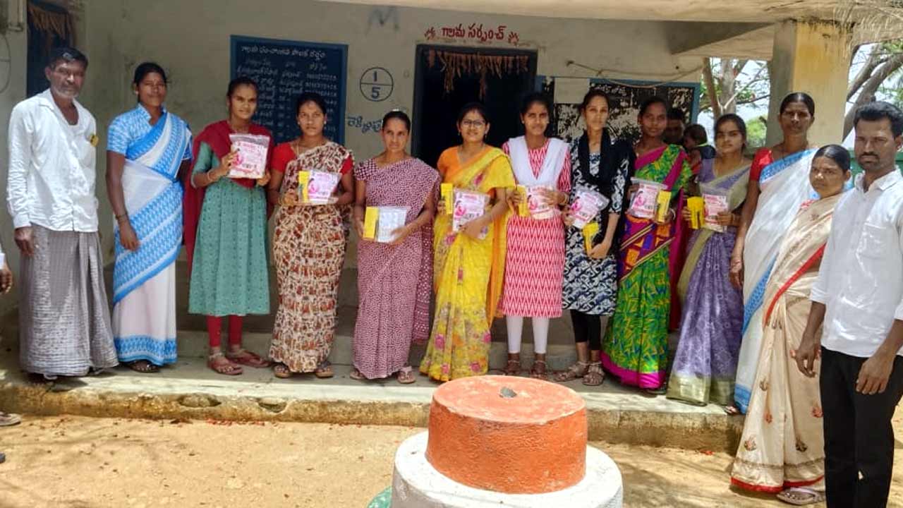 గర్భిణులకు మహిళలకు మెడికల్‌ కిట్లు పంపిణీ