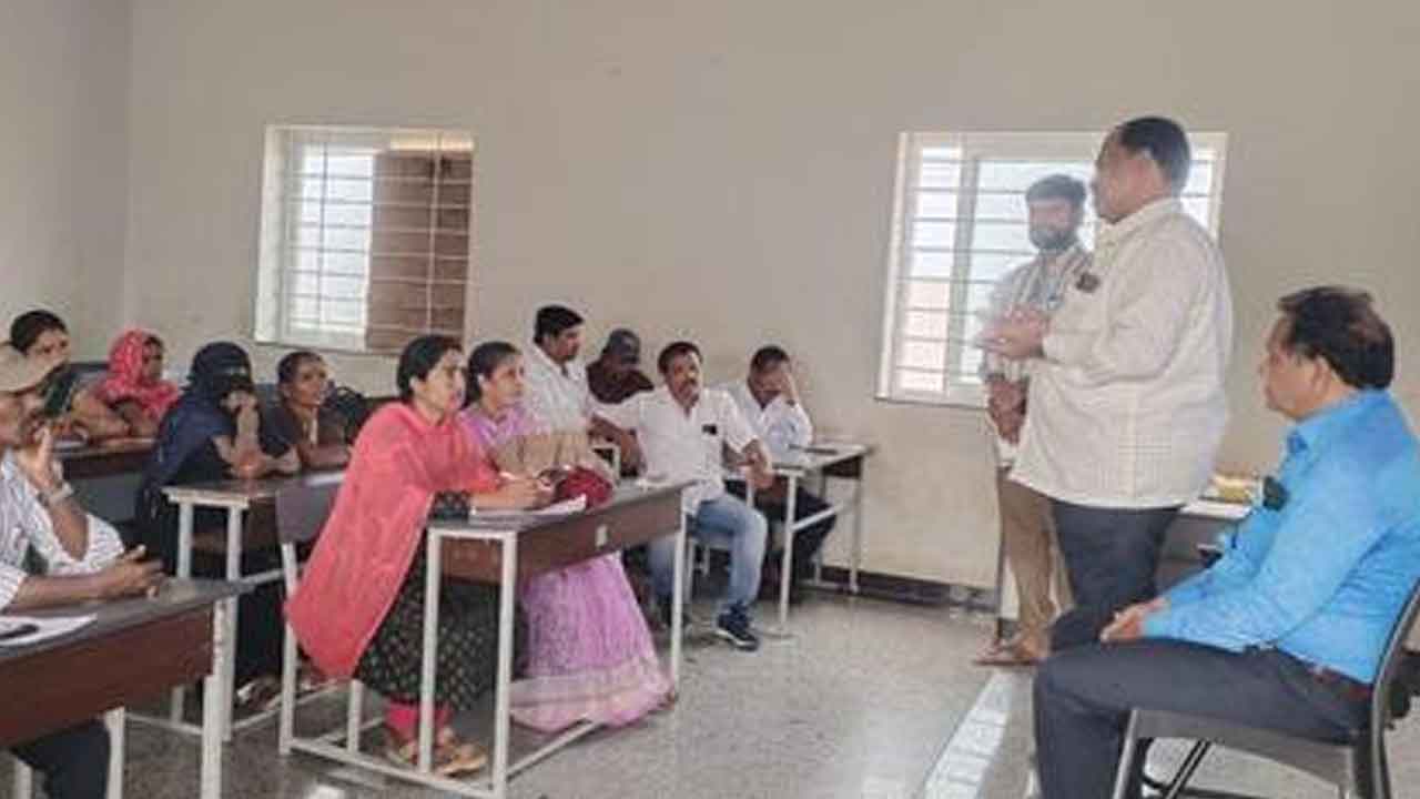Midday meal | మధ్యాహ్న భోజనాన్ని నాణ్యతగా అందించాలి : ఎంఈఓ సత్యనారాయణ