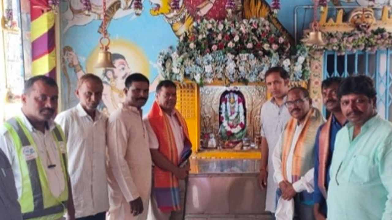 Hyderabad | కోట మైస‌మ్మ ఆల‌యాన్ని సంద‌ర్శించిన మెట్రో రైల్ ఇంజినీర్