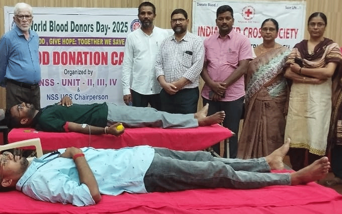 Nalgonda : ఎంజీయూలో విద్యార్థుల ర‌క్త‌దానం