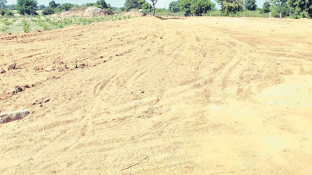 దర్జాగా మొరం దందా