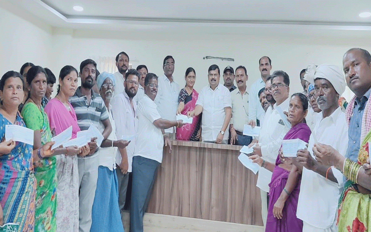 Devarakonda : భూ నిర్వాసితులను అన్ని విధాల ఆదుకుంటాం : ఎమ్మెల్యే బాలు నాయక్