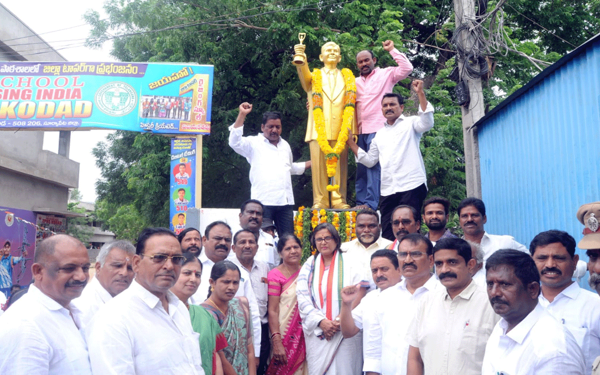 Kodada : మేక‌ల‌ అభినవ్ స్ఫూర్తిగా క్రీడల్లో రాణించాలి : ఎమ్మెల్యే ఉత్తమ్‌ పద్మావతిరెడ్డి