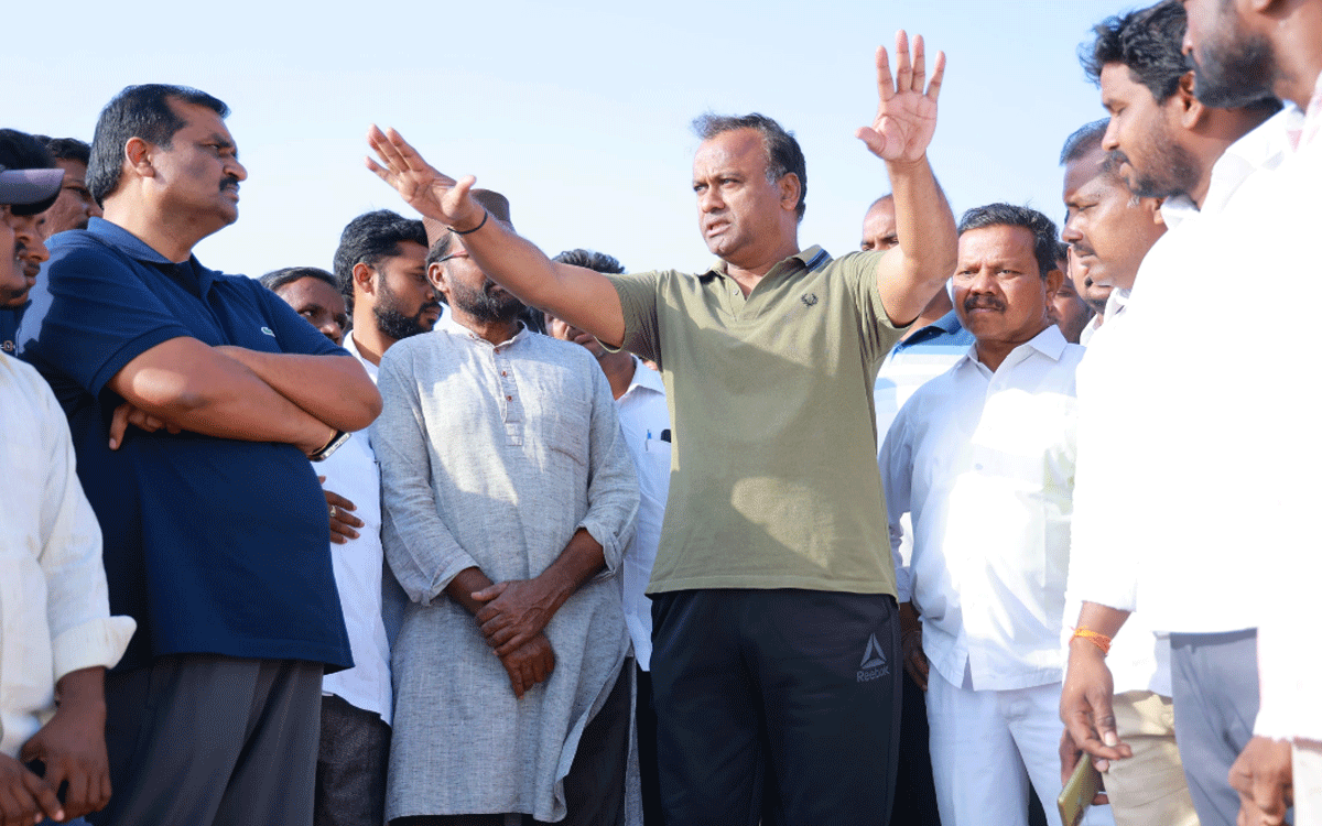 MLA Komatireddy Rajagopal Reddy : మార్నింగ్ వాక్‌లో అభివృద్ధి, పారిశుధ్య ప‌నుల ప‌రిశీల‌న‌