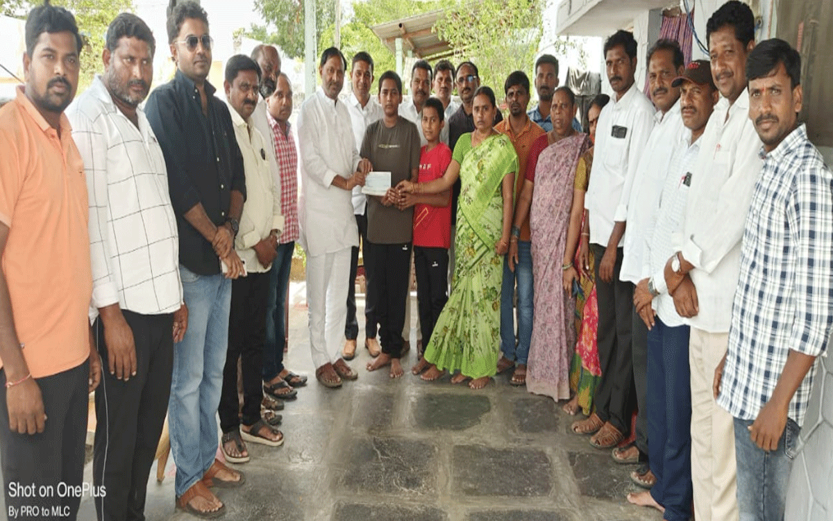 Nidamanoor : డ్రైవ‌ర్ న‌ర్సింహ కుటుంబానికి ఎమ్మెల్సీ కోటిరెడ్డి ఆర్థిక‌సాయం