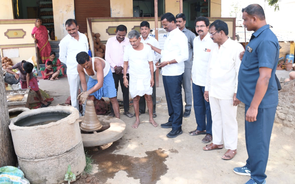Choutuppal : కుమ్మరి వృత్తిదారులను ప్రభుత్వం ఆదుకోవాలి : ఎమ్మెల్సీ నెల్లికంటి సత్యం