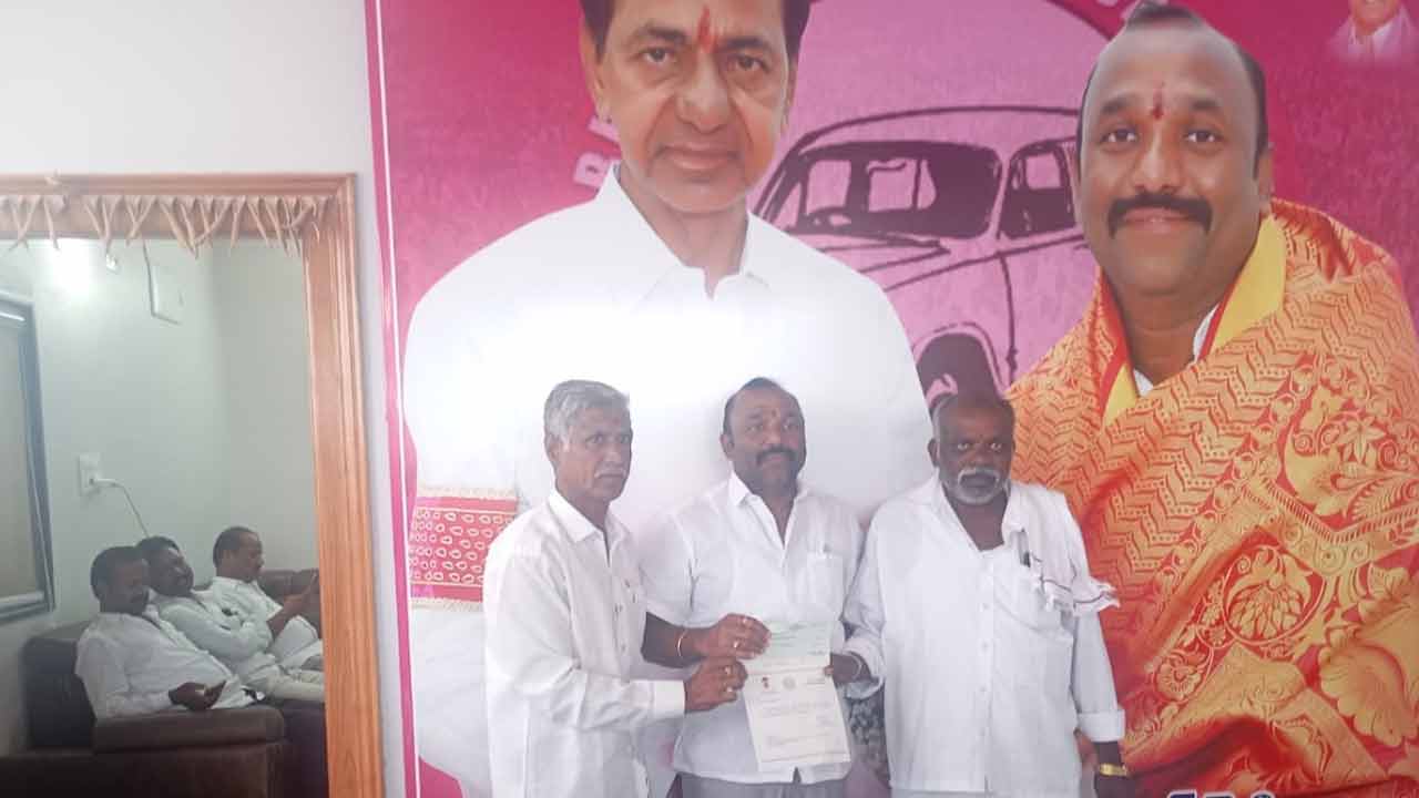 MLC Naveen Kumar | సీఎం రిలీఫ్ ఫండ్ చెక్కును పంపిణీ చేసిన ఎమ్మెల్సీ నవీన్ కుమార్ రెడ్డి