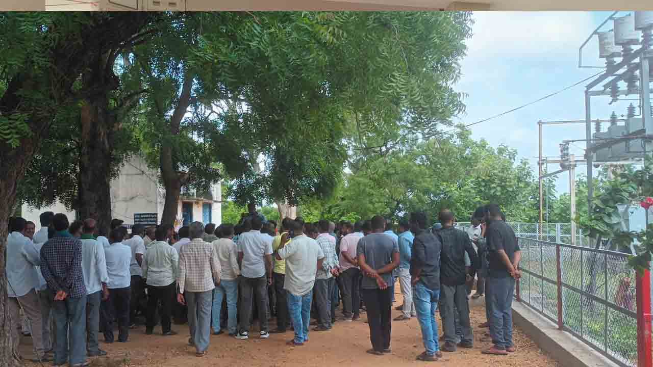 విద్యుత్‌ కోతలు.. సబ్‌స్టేషన్‌ను ముట్టడించిన రైతులు