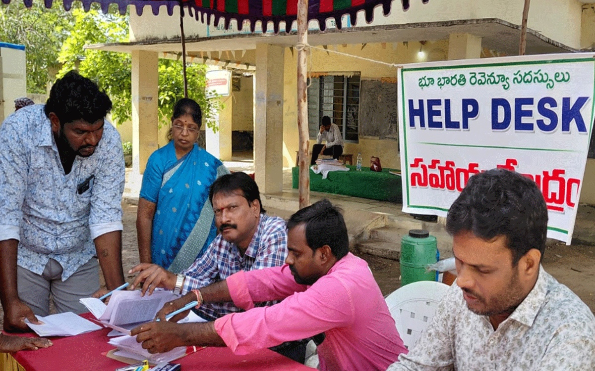 Rajapet : రైతులు భూ సమస్యలు పరిష్కరించుకోవాలి : తాసీల్దార్ అనిత